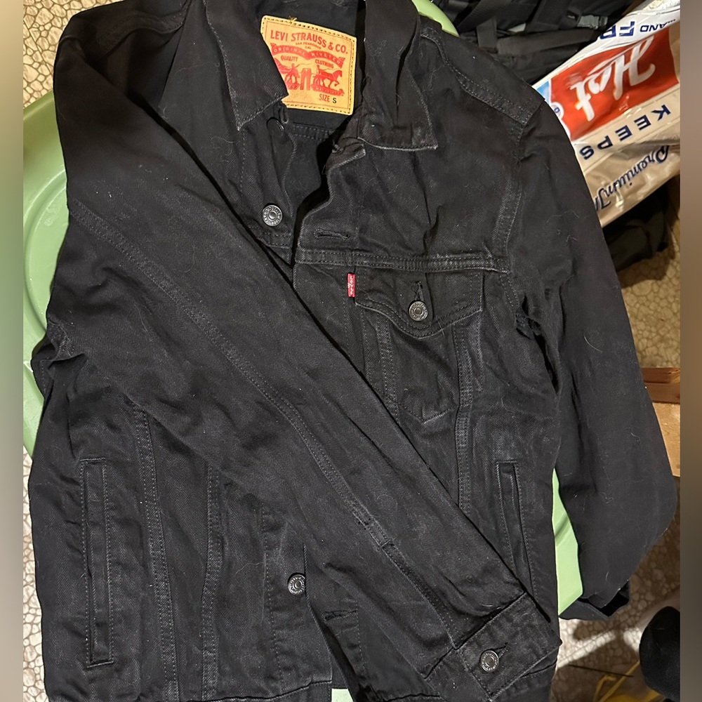 Black Levi’s Men’s denim jacket sz S